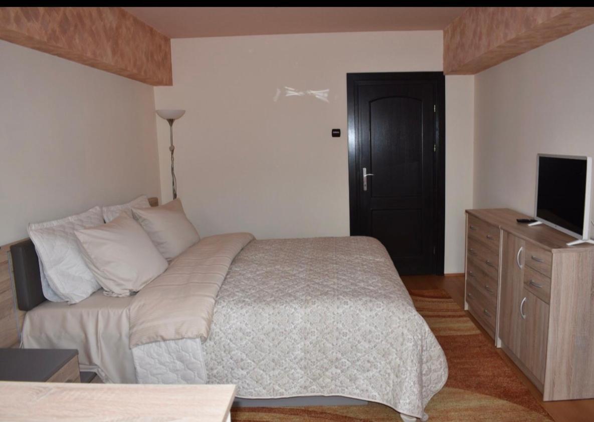 Central Apartment 4 Rooms Brasov Ngoại thất bức ảnh